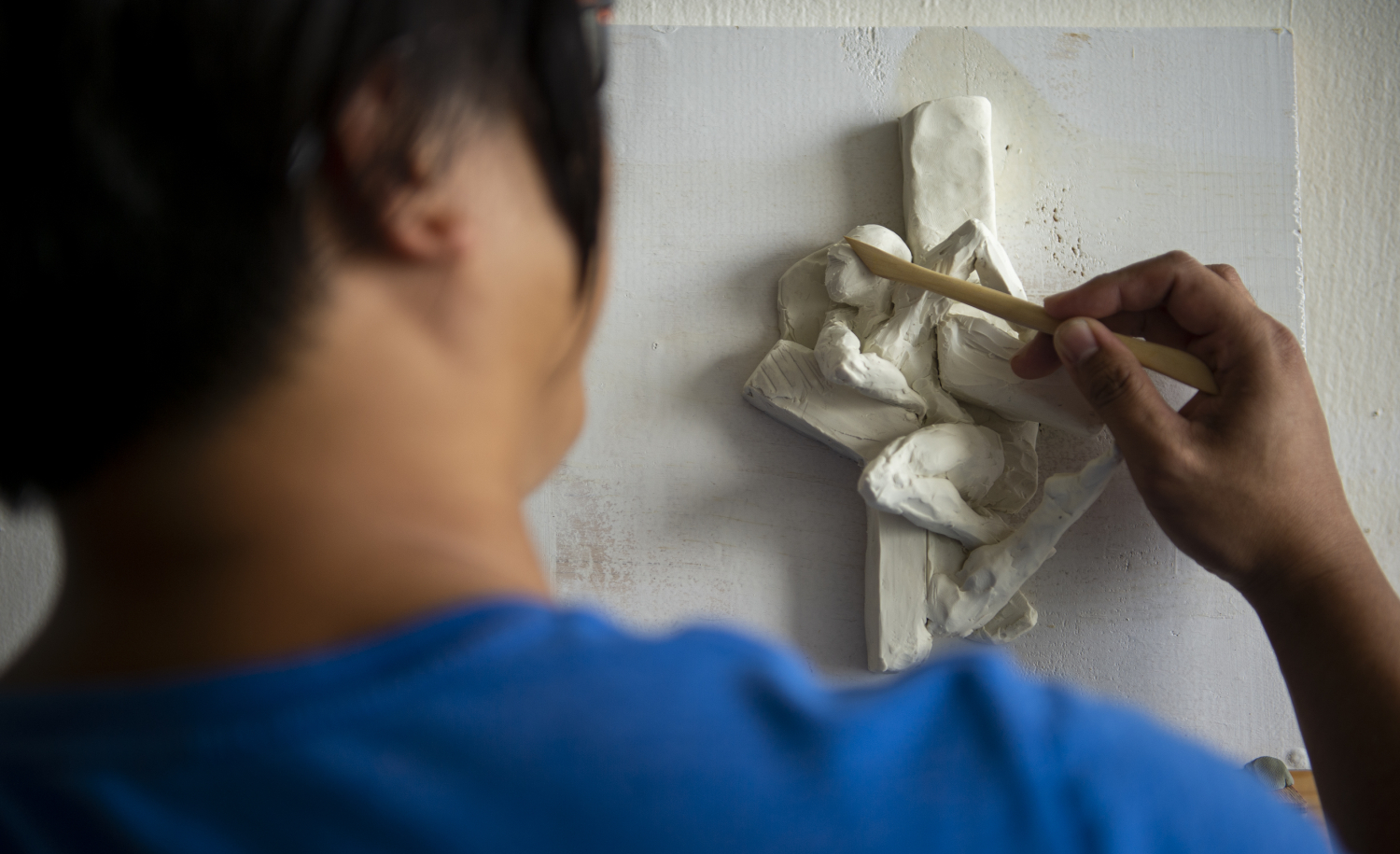 Le crafts his latest sculpture in his studio.